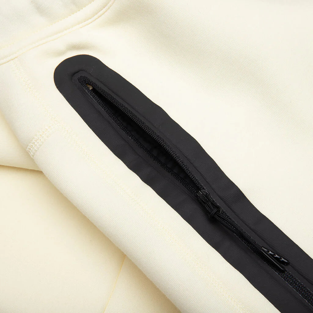 Sportswear Tech Fleece Slim Fit Joggers Coconut Milk Black