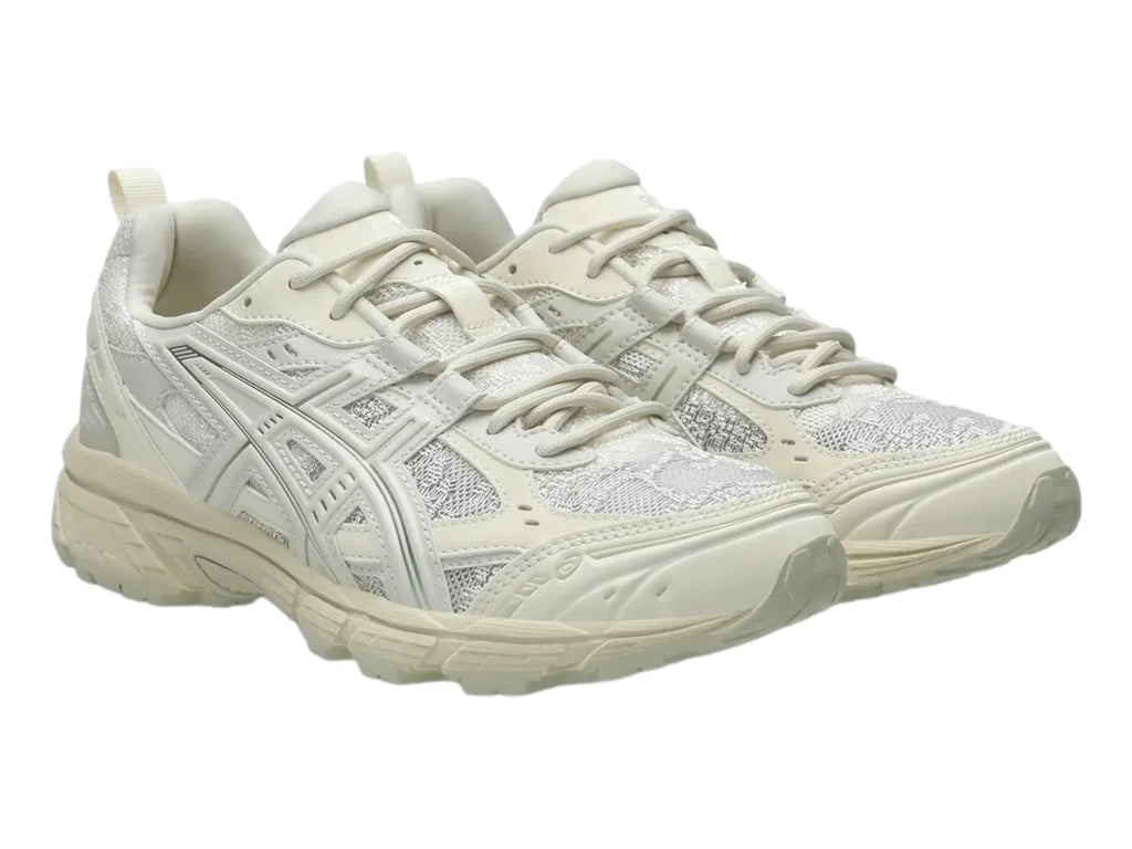 Tenis ASICS Gel Nunobiki Crema y Plata para Mujer