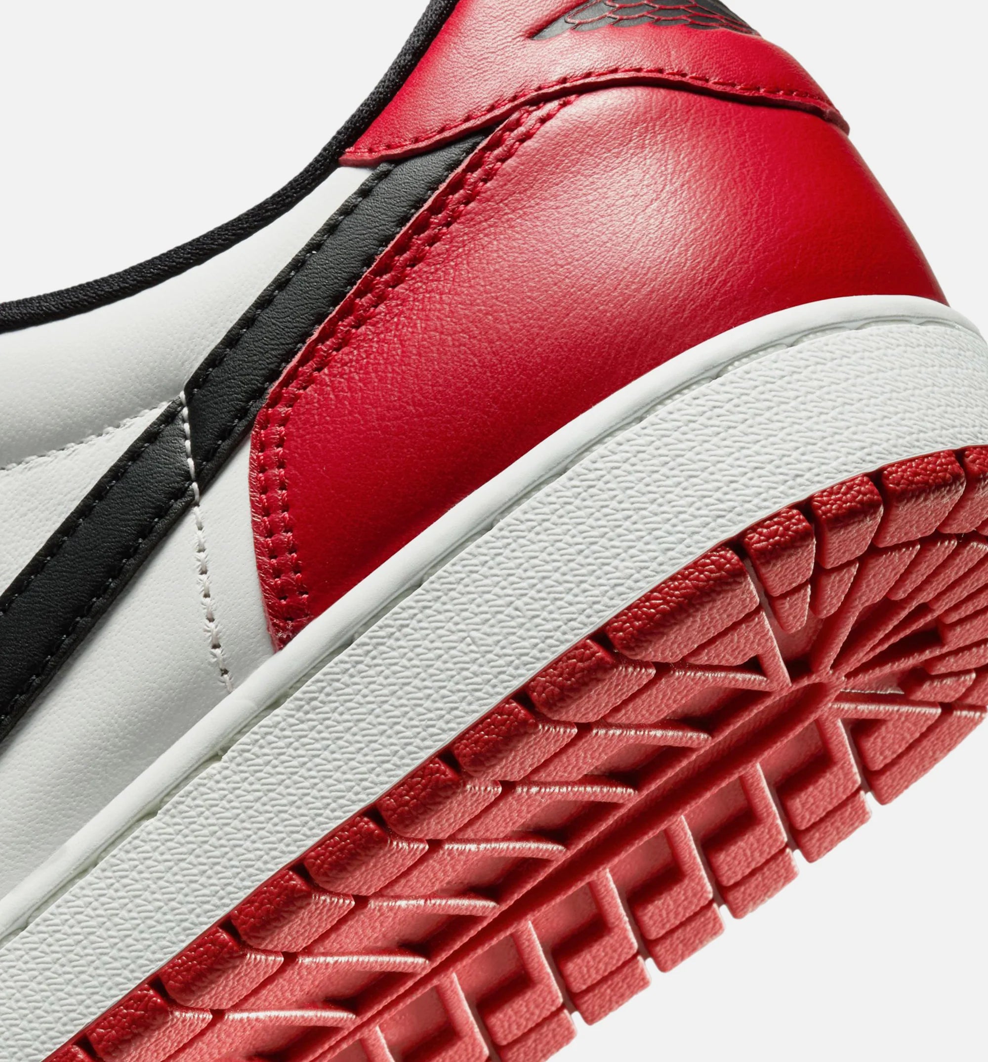 Air Jordan 1 Retro Low OG Chicago Mens Lifestyle Shoe Varsity Red Black Summit White