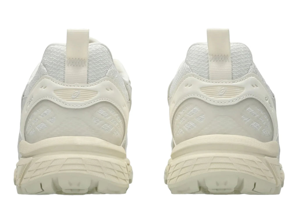 Tenis ASICS Gel Nunobiki Crema y Plata para Mujer