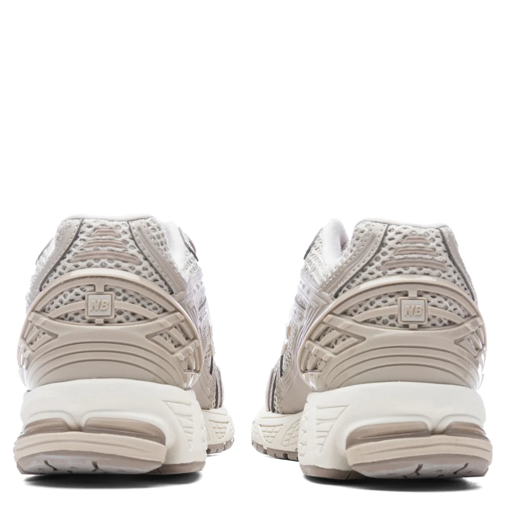 1906R Grey Day Moonrock Moonbeam Sea Salt